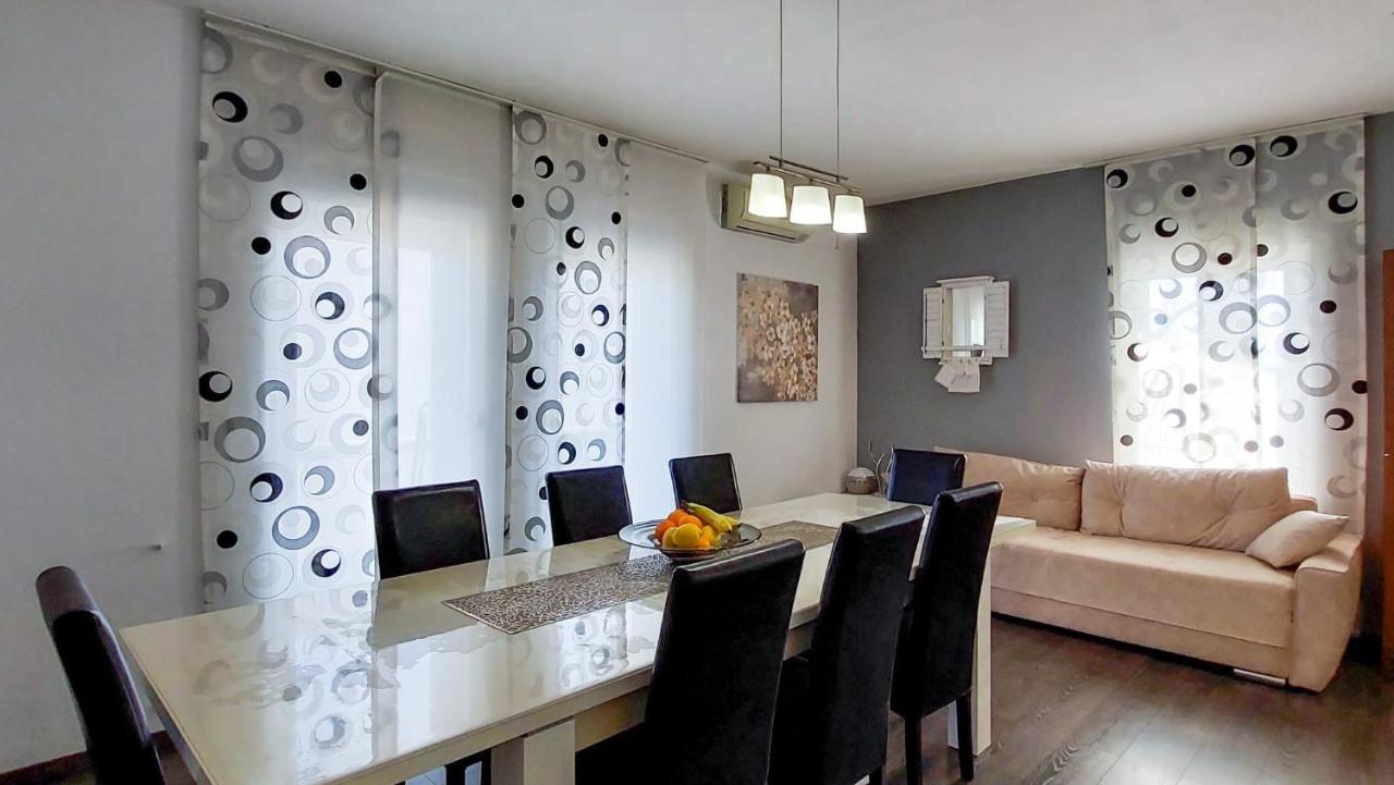 3 Bedrooms Apartman Dmt Kastela Exterior photo